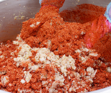 タラを丹念に加工