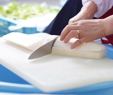 一本一本丁寧に皮をむいていきます