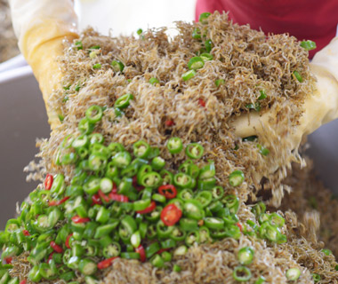 青唐辛子、赤唐辛子と一緒に煎る