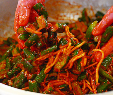 千切り大根を和えることで見栄えもアップ